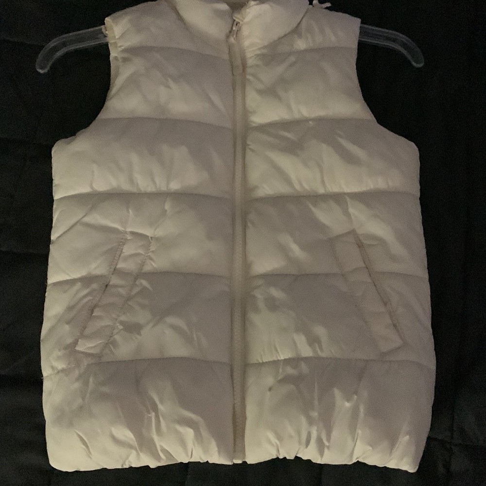 Old Navy down Puffer Vest size M (8) This is a child's vest